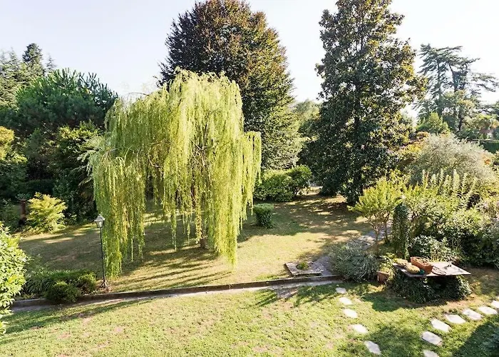 Near The Lakeside Villa Lesa