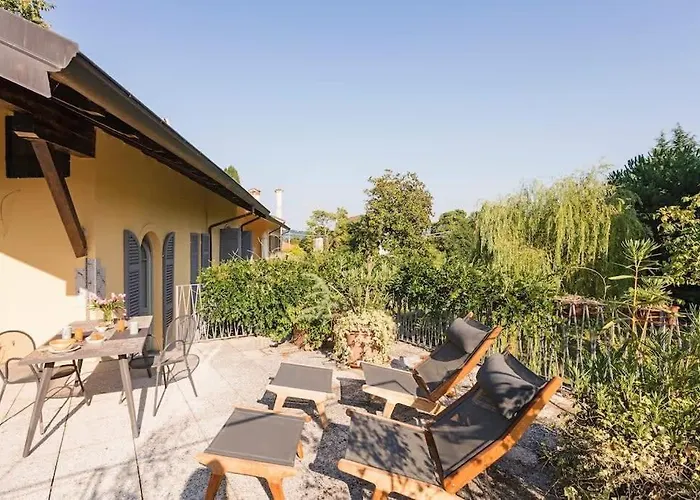 Near The Lakeside Villa Lesa